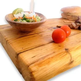 Mobile Preview: Servierbrett aus Massivholz / Altholz in Farbe honey dekoriert mit Salat, Tomaten, Fleischspießen, Reis und zwei Burgern